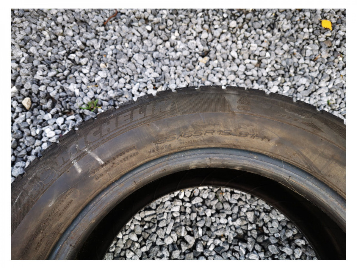 Illustration de 2 pneus hiver Michelin Alpin 195-65-15 91H usagés