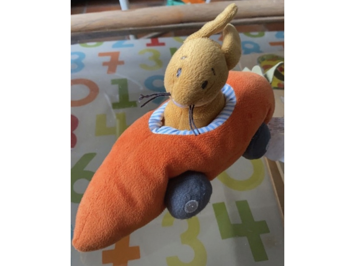 Illustration de Peluche lapin sur voiture carotte -ikea « fabler »