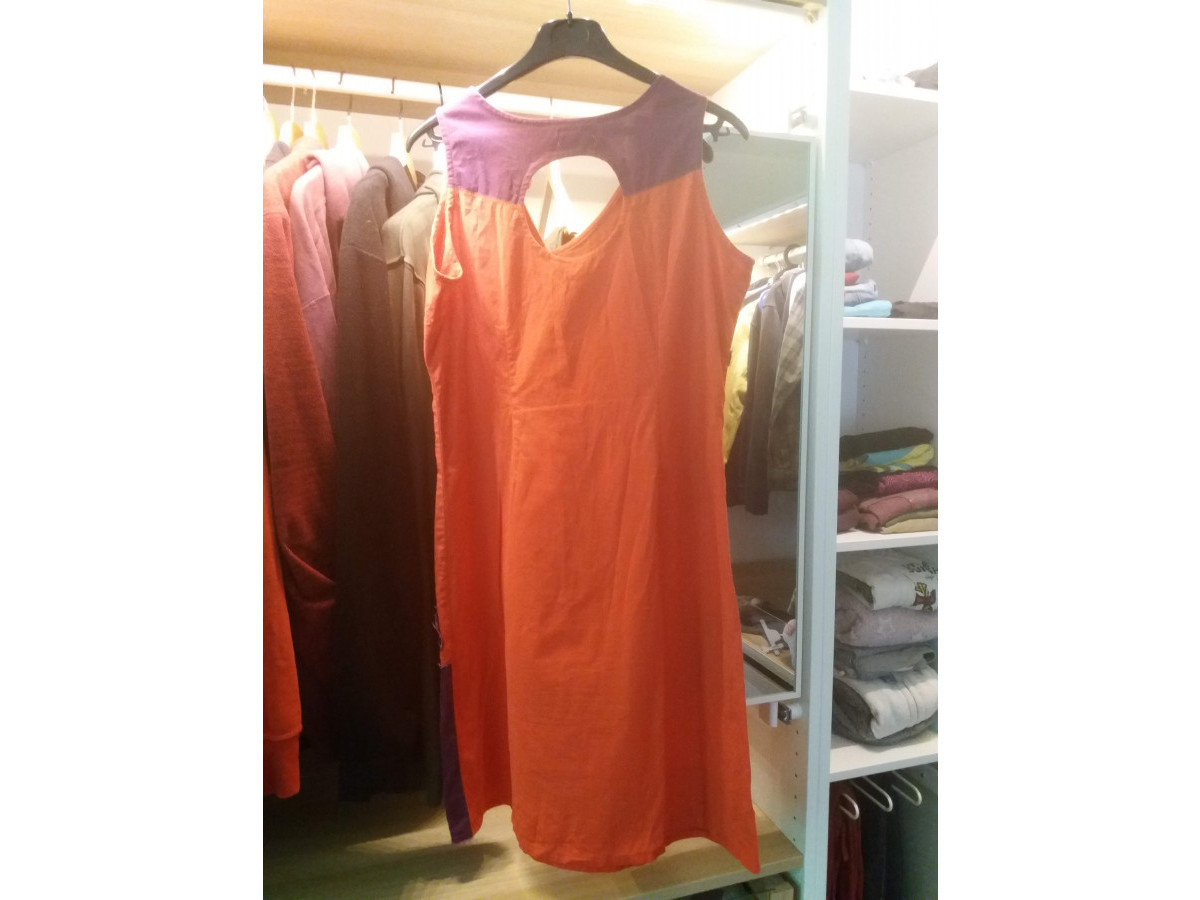 Illustration de Jolie robe Coline mauve et orange