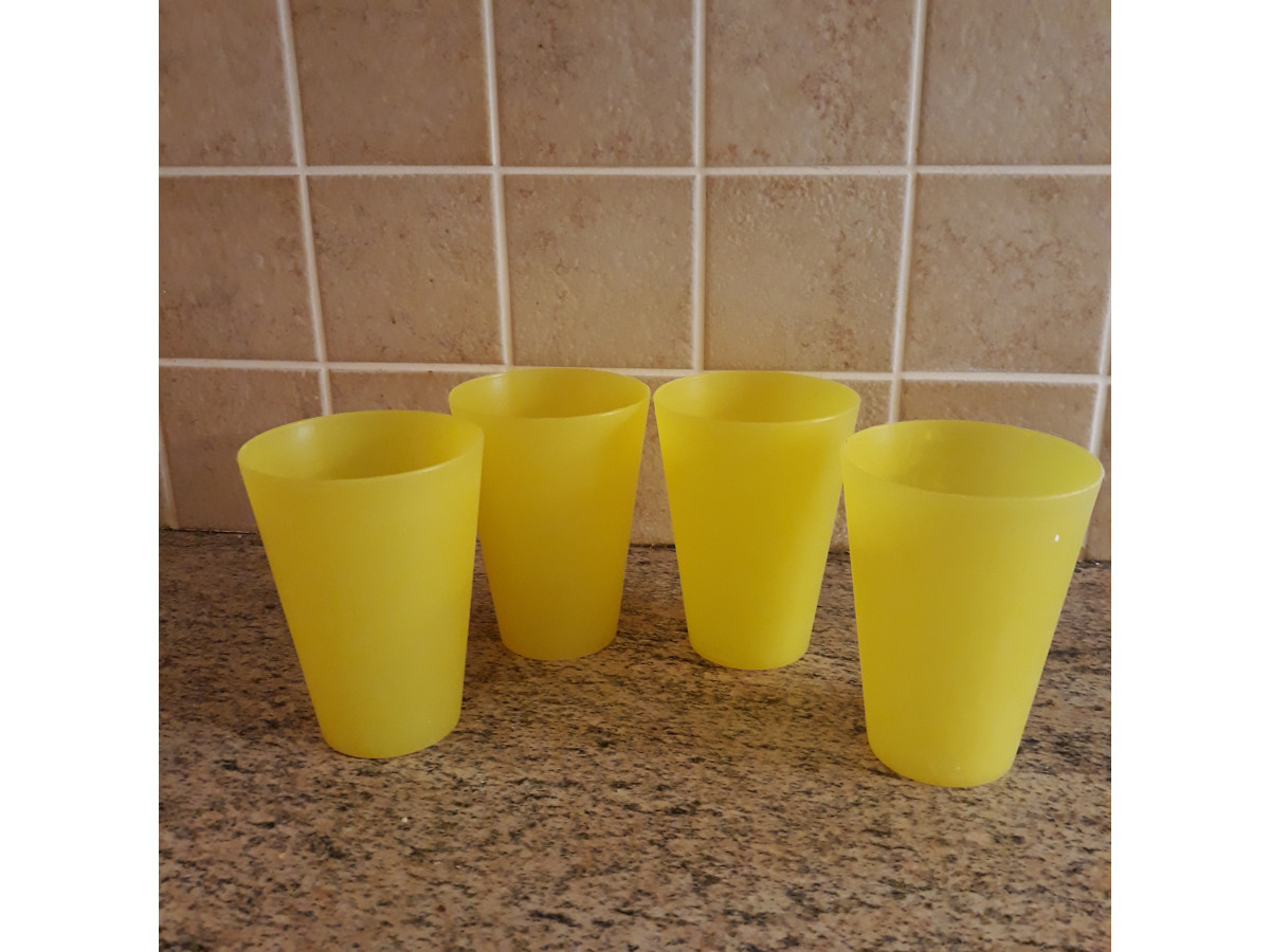 Illustration de 4 verres en plastique - jaunes